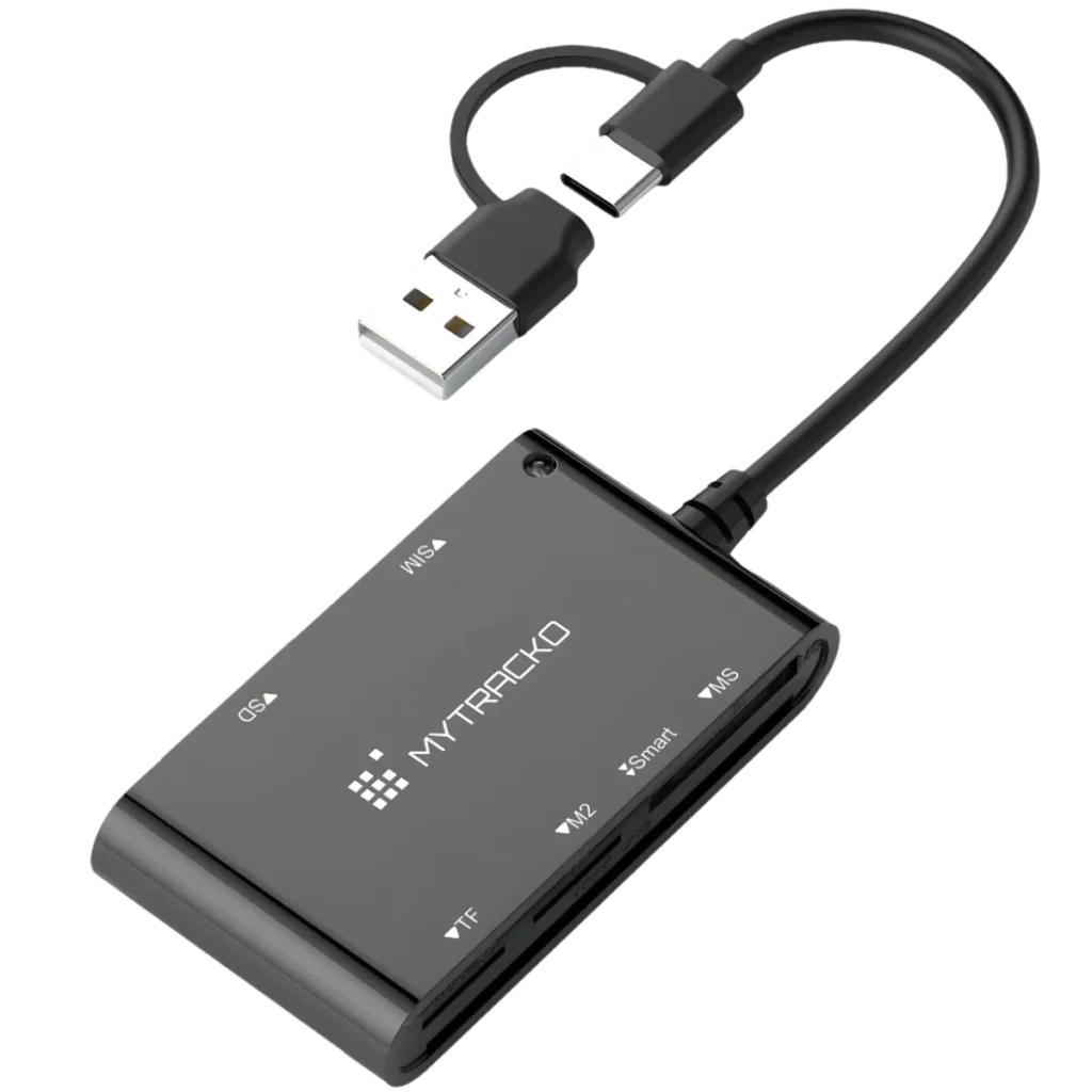 Czarny, mobilny czytnik kart kierowcy marki MT TACHO z logo MYTRACKO na obudowie, wyposażony w kabel USB ze zintegrowaną przejściówką USB-C na białym tle
